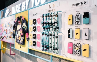 除了DIY球鞋，NIKE還推出服裝專屬定制服務！盡情發揮再也不怕撞衫！手機殼定制服務也來了